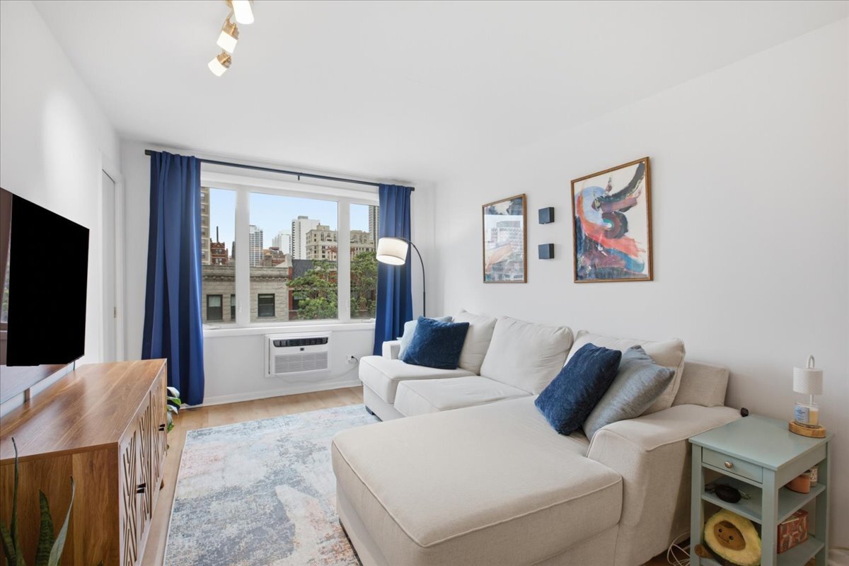 435 W Oakdale Avenue Unit: 4F