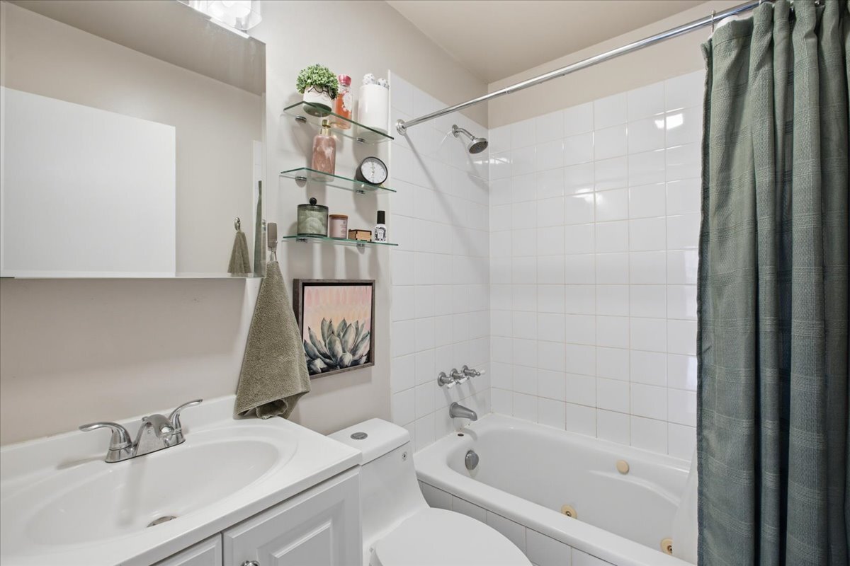 435 W Oakdale Avenue Unit: 4F