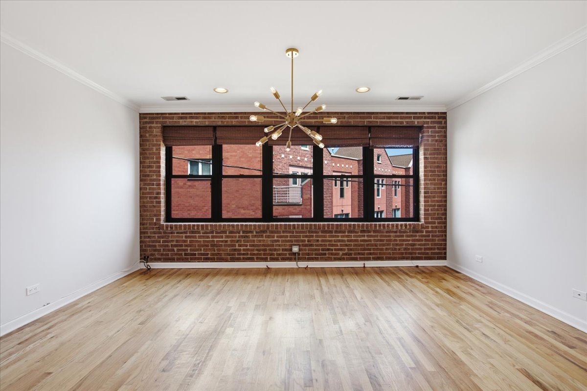 2943 N Lincoln Avenue Unit: 212