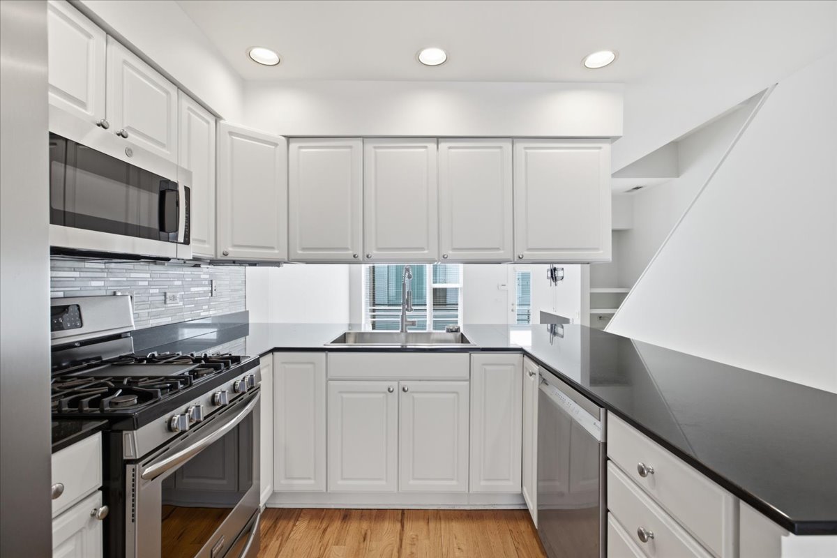 2943 N Lincoln Avenue Unit: 212