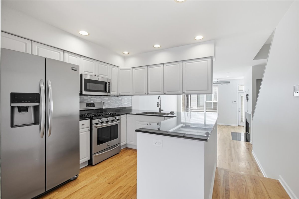 2943 N Lincoln Avenue Unit: 212