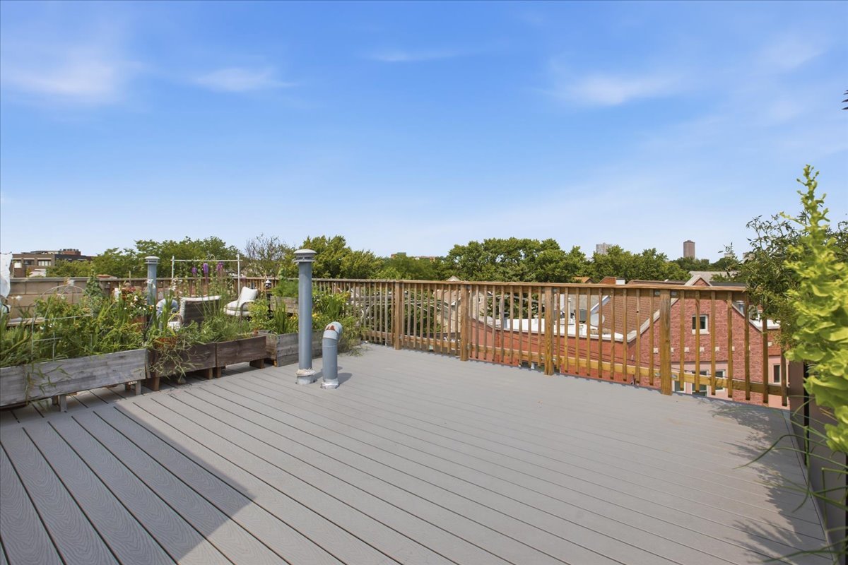 2943 N Lincoln Avenue Unit: 212