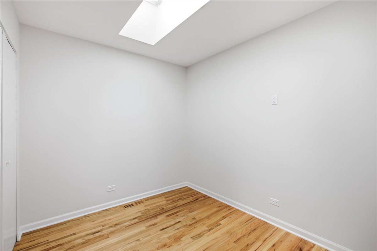 2943 N Lincoln Avenue Unit: 212