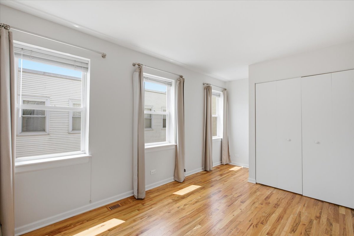 2943 N Lincoln Avenue Unit: 212