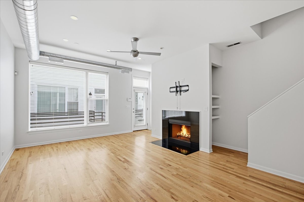 2943 N Lincoln Avenue Unit: 212