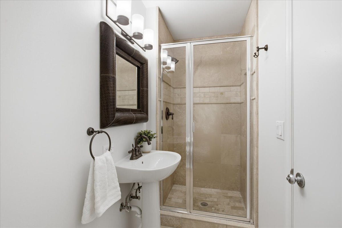 2943 N Lincoln Avenue Unit: 212