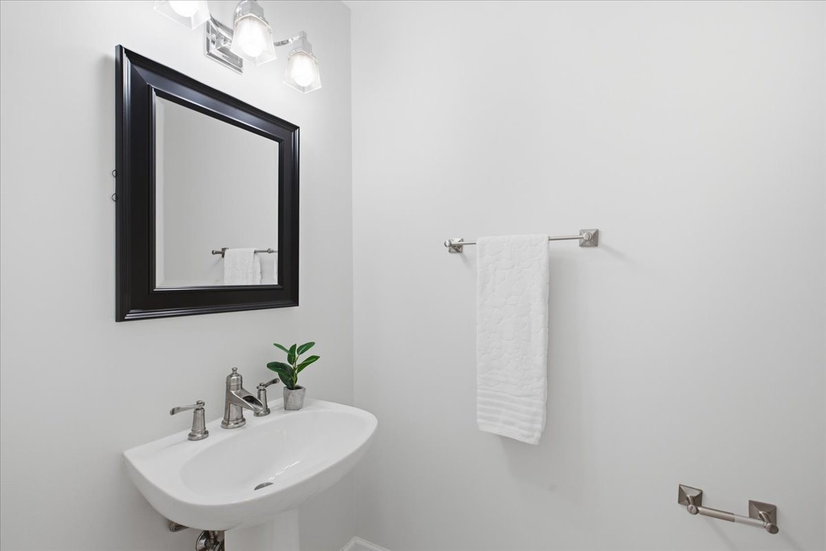 2943 N Lincoln Avenue Unit: 212