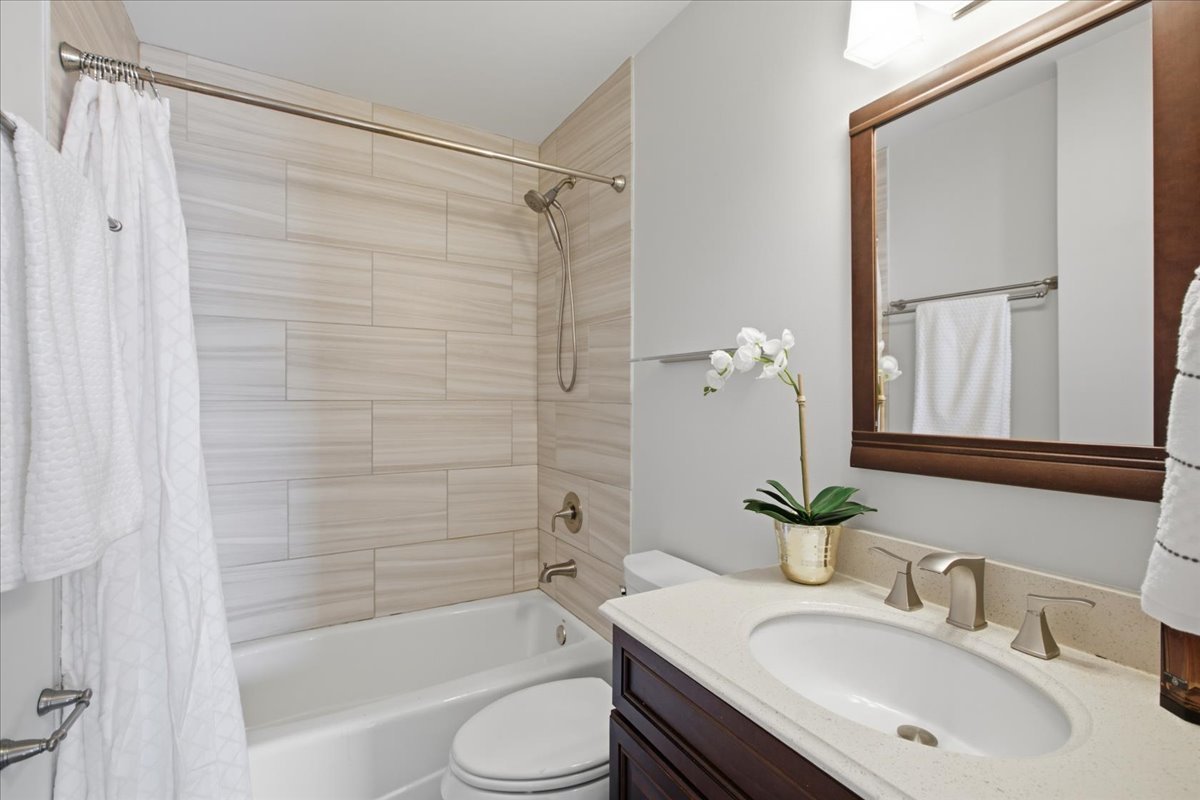 2943 N Lincoln Avenue Unit: 212