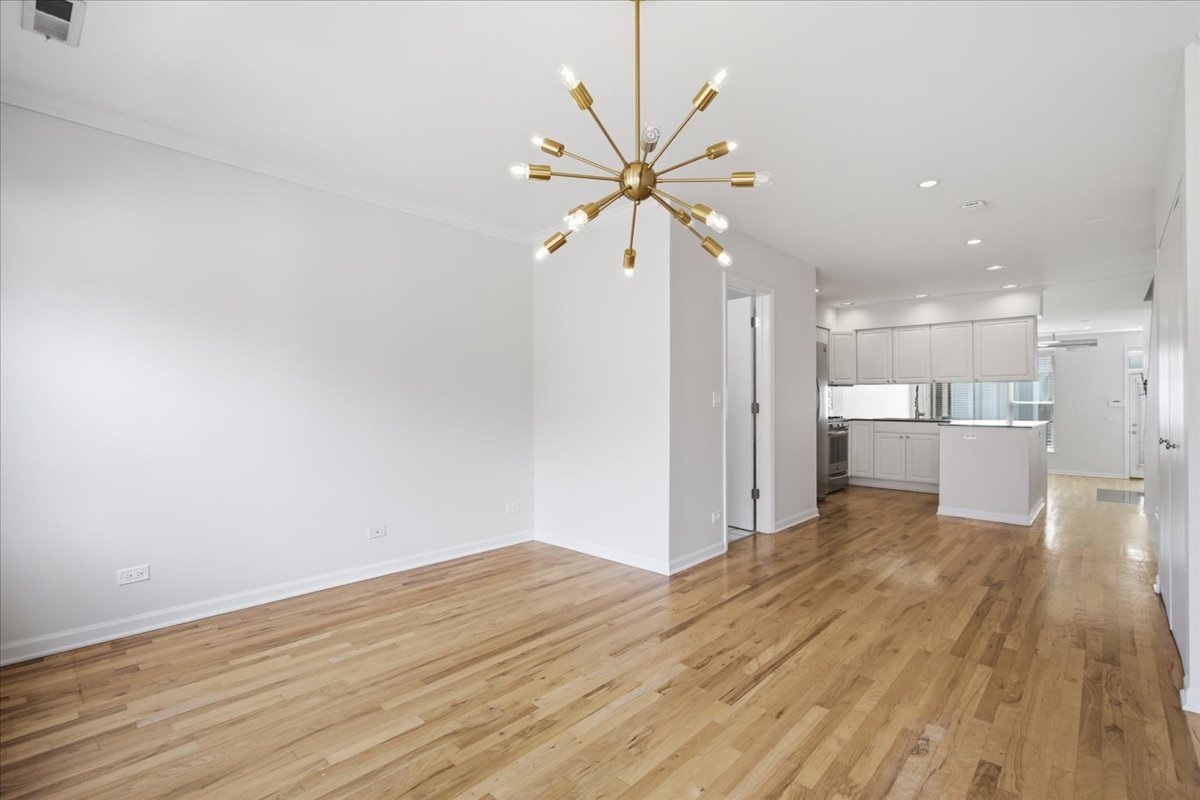 2943 N Lincoln Avenue Unit: 212