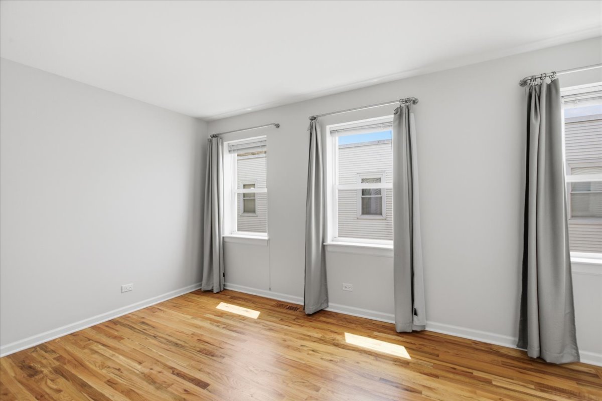 2943 N Lincoln Avenue Unit: 212