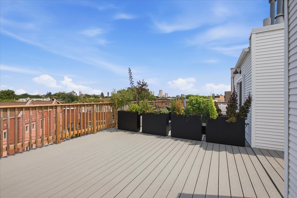 2943 N Lincoln Avenue Unit: 212