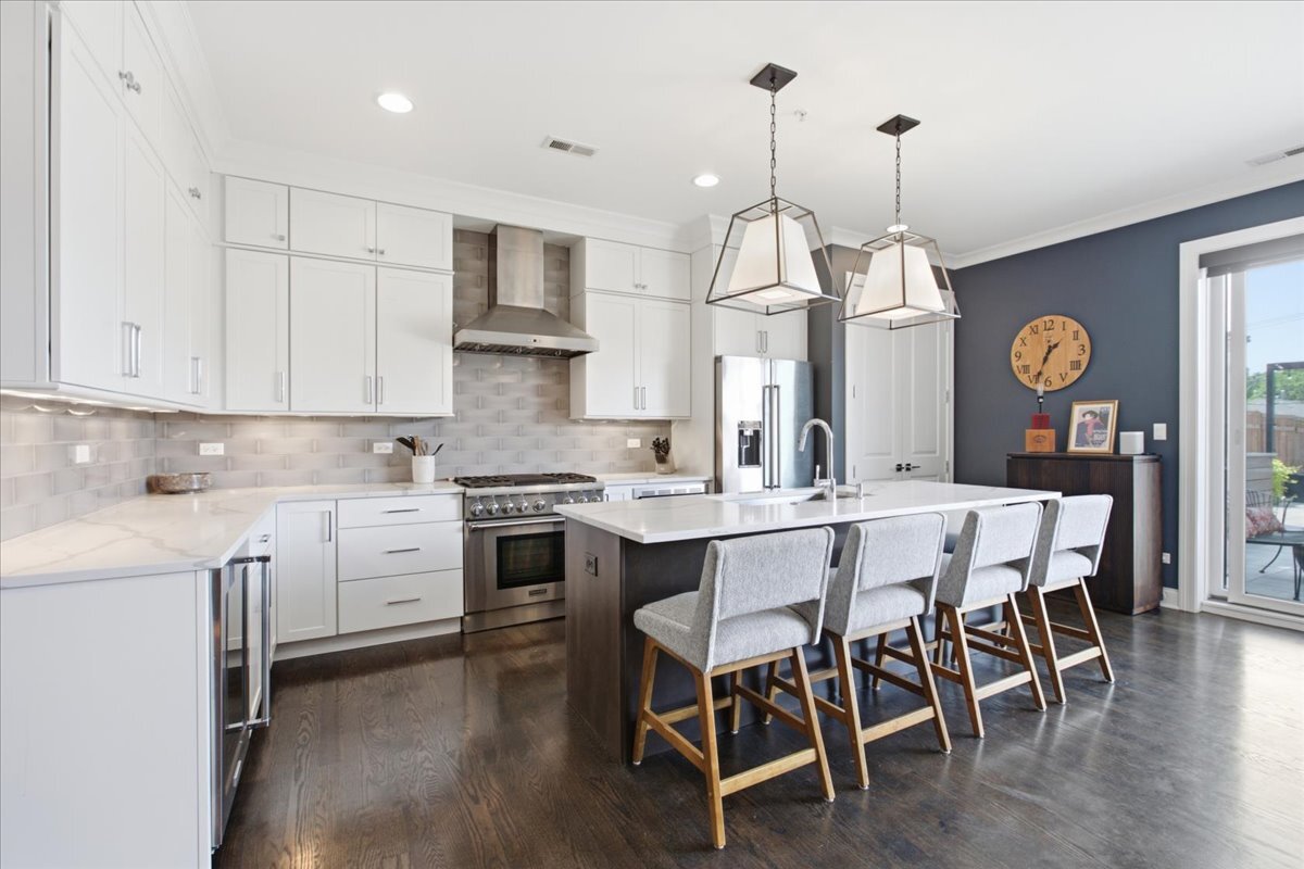 5820 N Clark Street Unit: 207