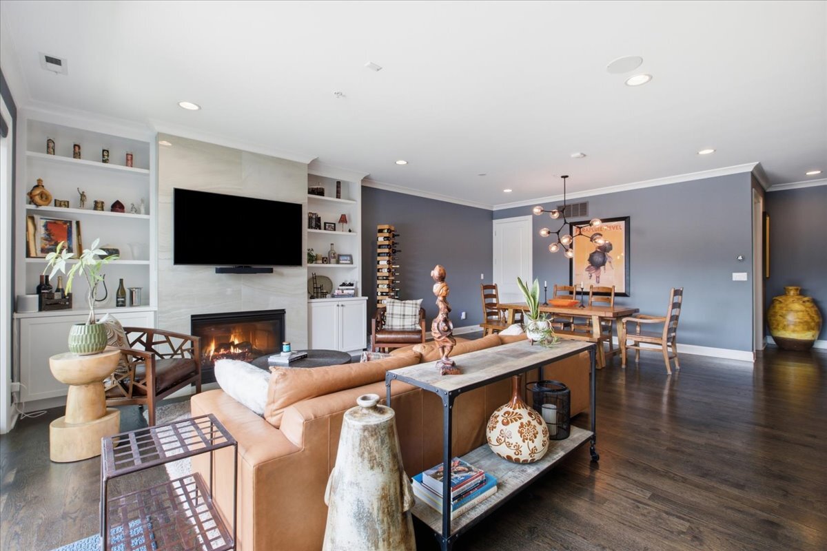 5820 N Clark Street Unit: 207