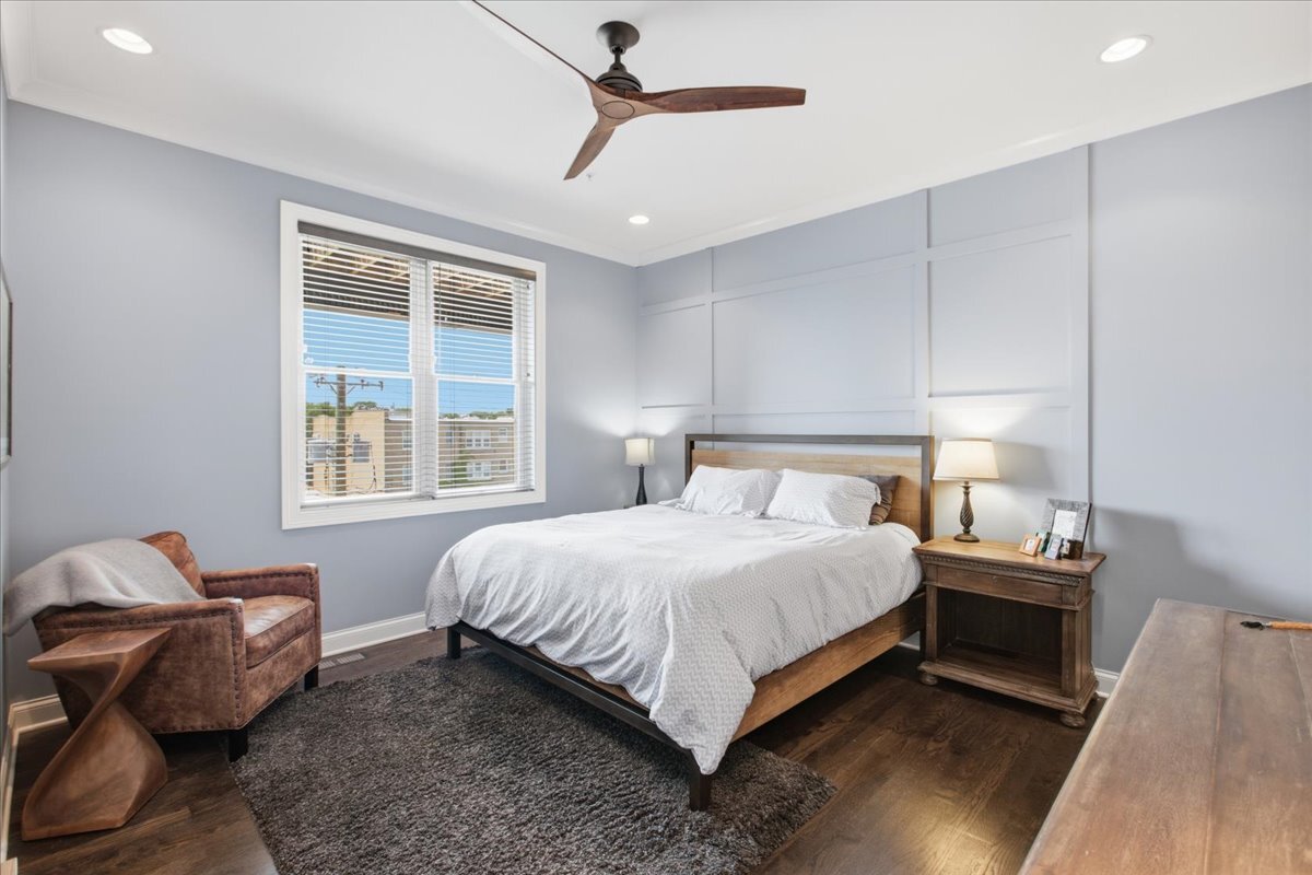 5820 N Clark Street Unit: 207