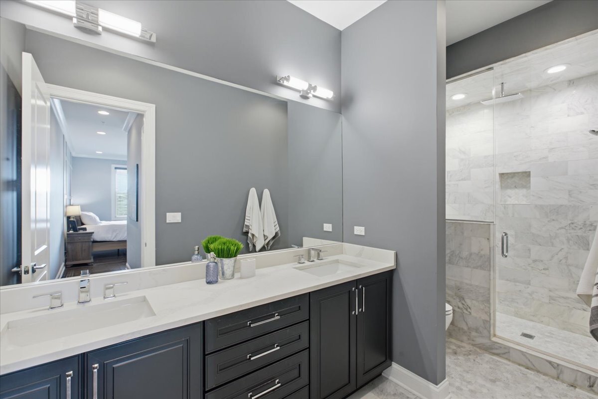 5820 N Clark Street Unit: 207