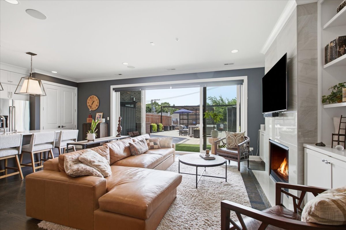 5820 N Clark Street Unit: 207