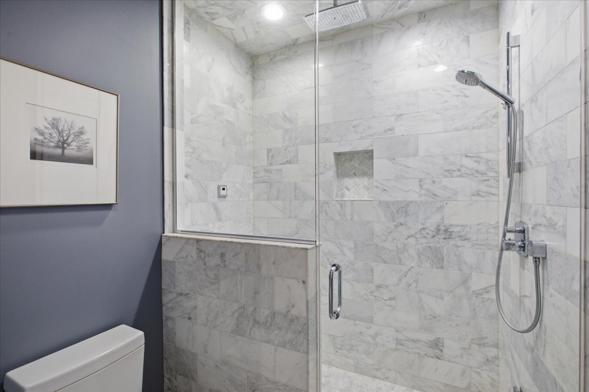 5820 N Clark Street Unit: 207