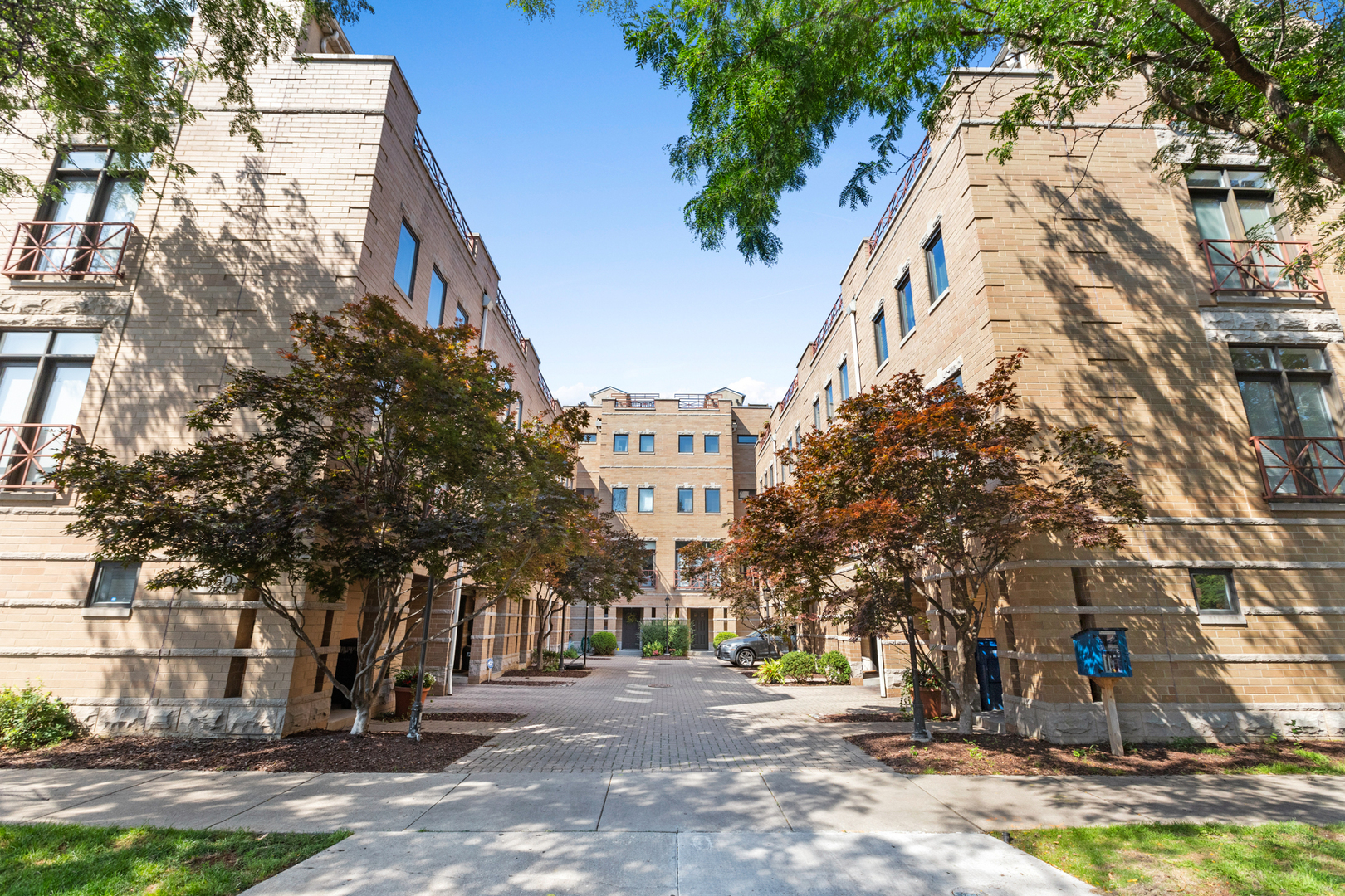 1350 W Byron Street Unit: 3