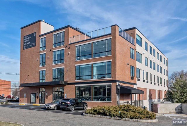 35 Jefferson Avenue 402