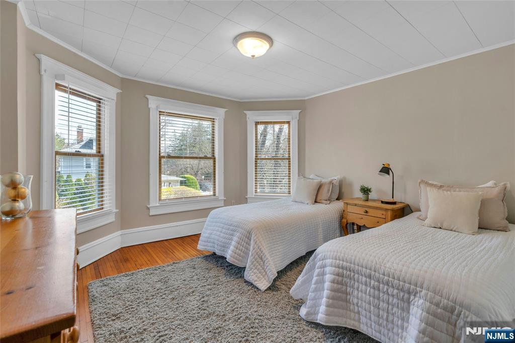 321 Hollywood Avenue