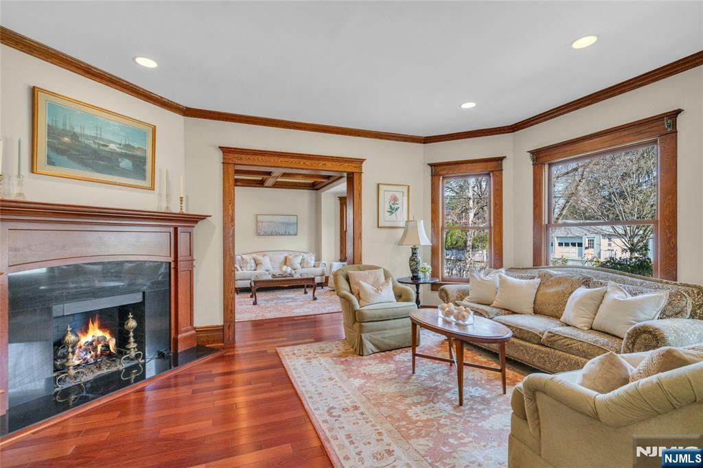 321 Hollywood Avenue