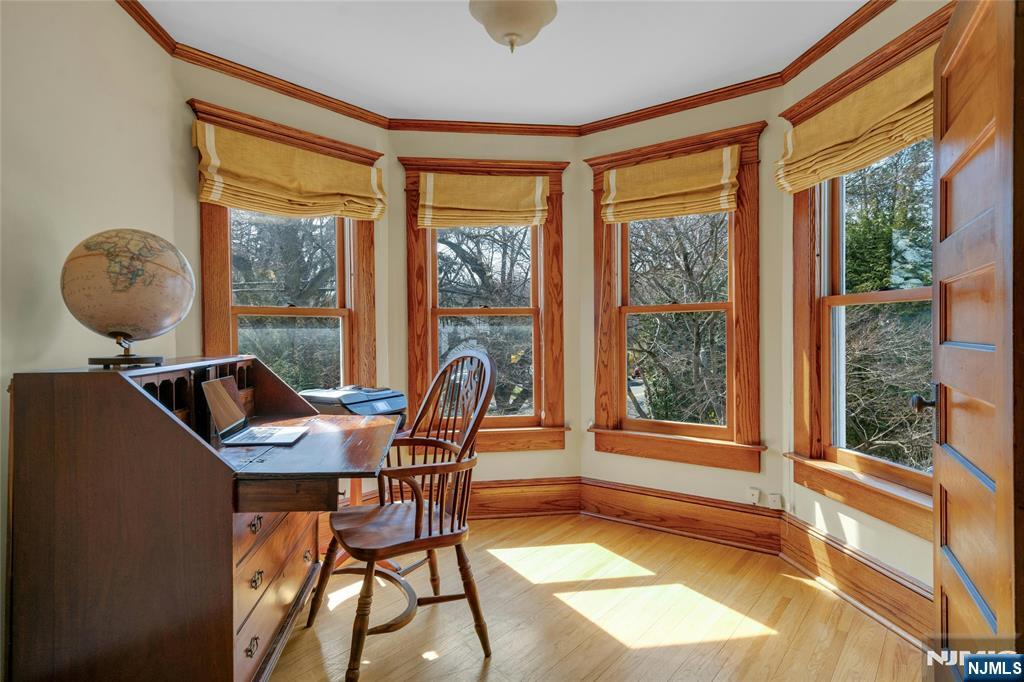 321 Hollywood Avenue