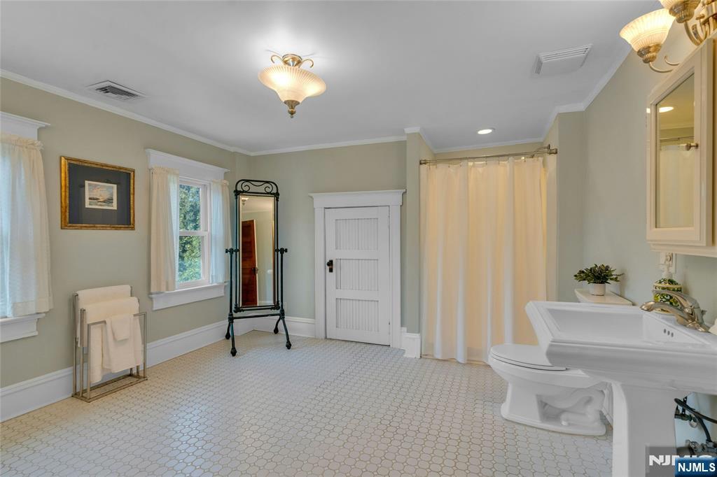 321 Hollywood Avenue