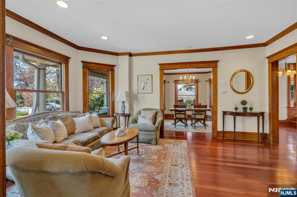 321 Hollywood Avenue