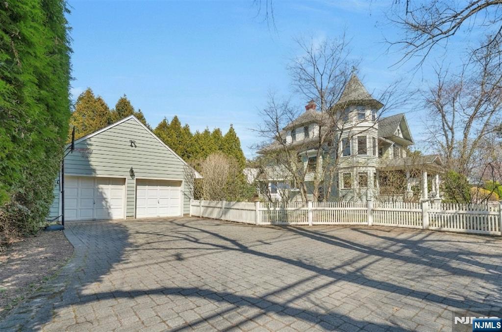 321 Hollywood Avenue