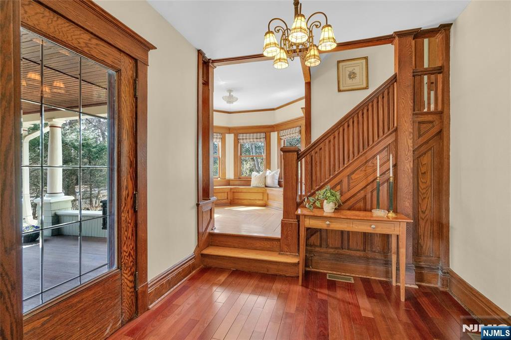 321 Hollywood Avenue