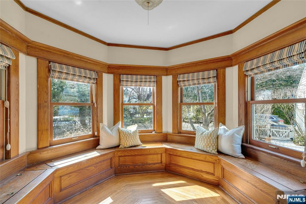 321 Hollywood Avenue