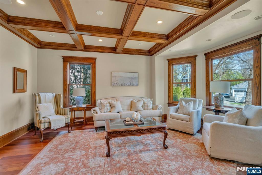 321 Hollywood Avenue