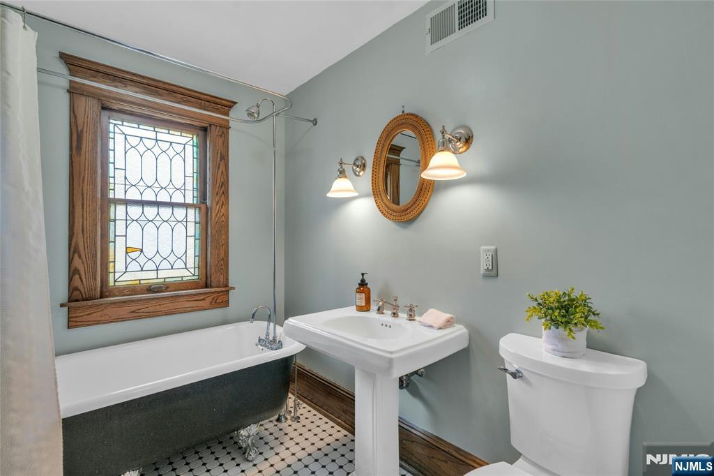 321 Hollywood Avenue