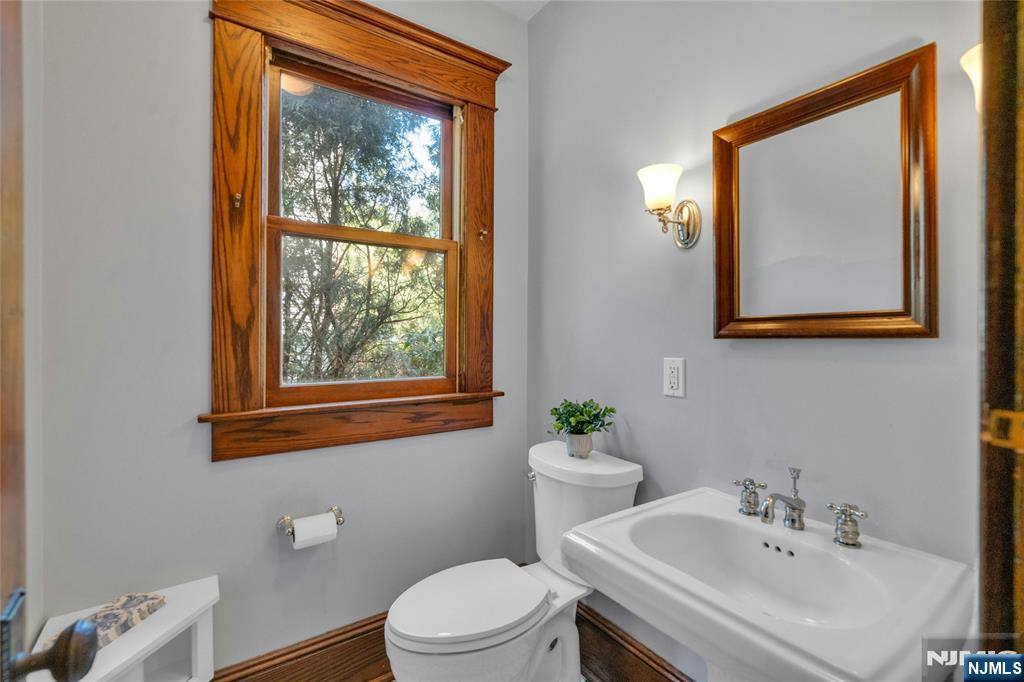 321 Hollywood Avenue