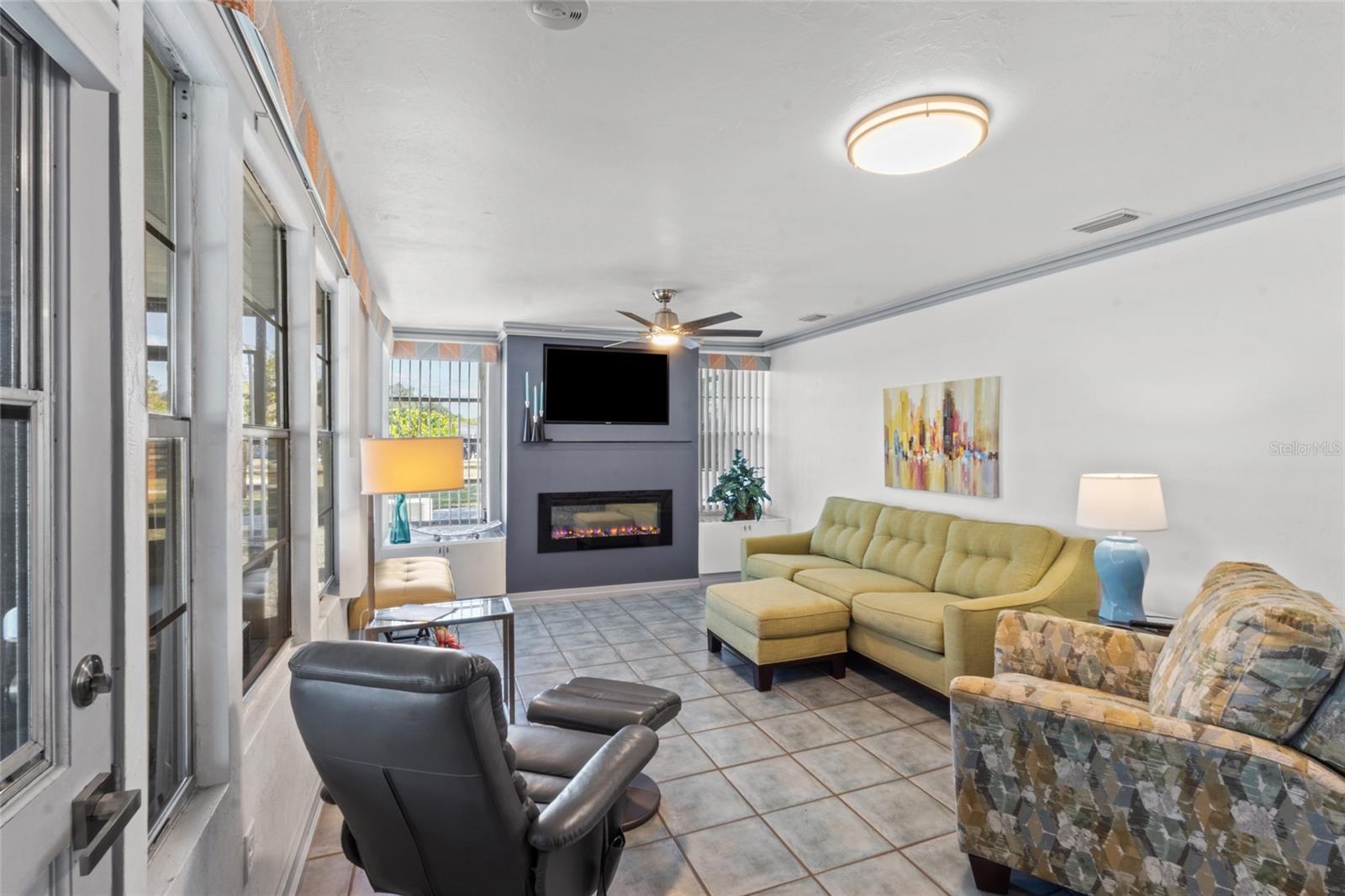 11 1ST ST E