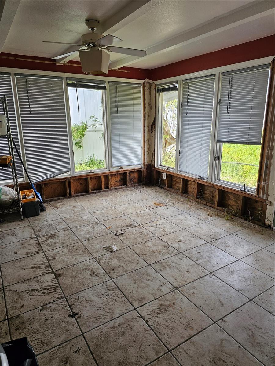 105 W COLONIA LN W