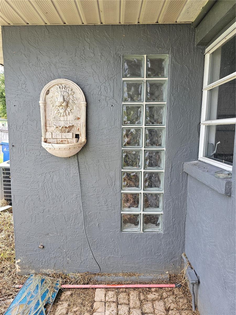 105 W COLONIA LN W