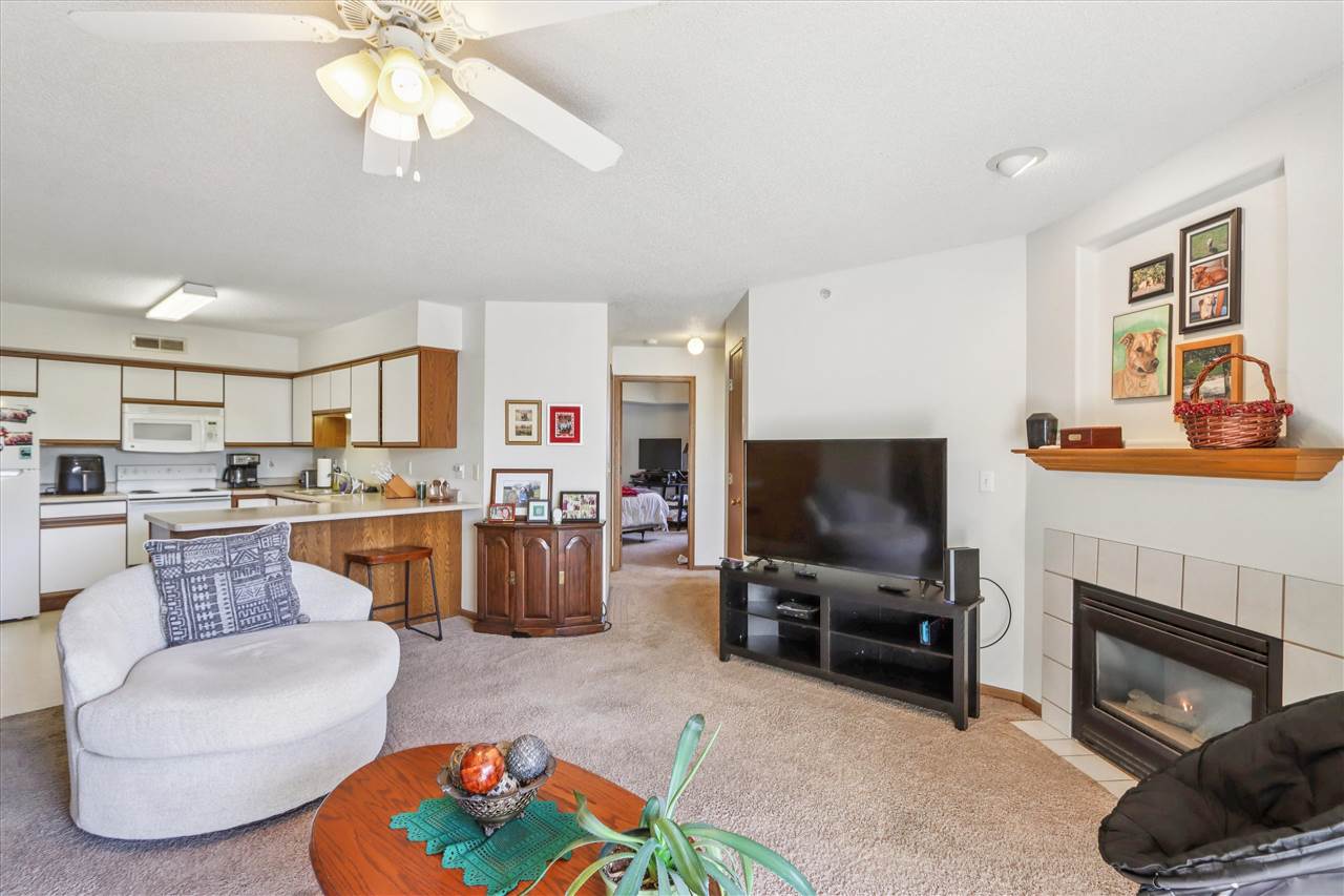 2542 Rushmore Dr