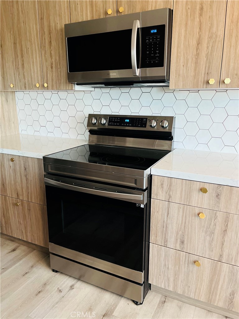 6050 Canterbury Drive F206