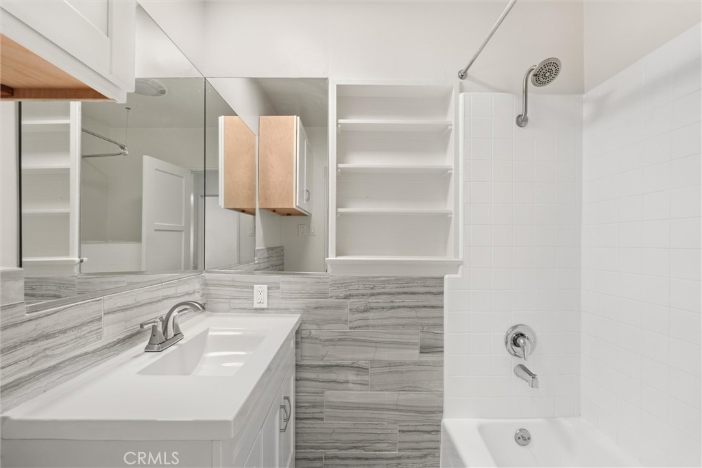 3517 Manhattan Avenue