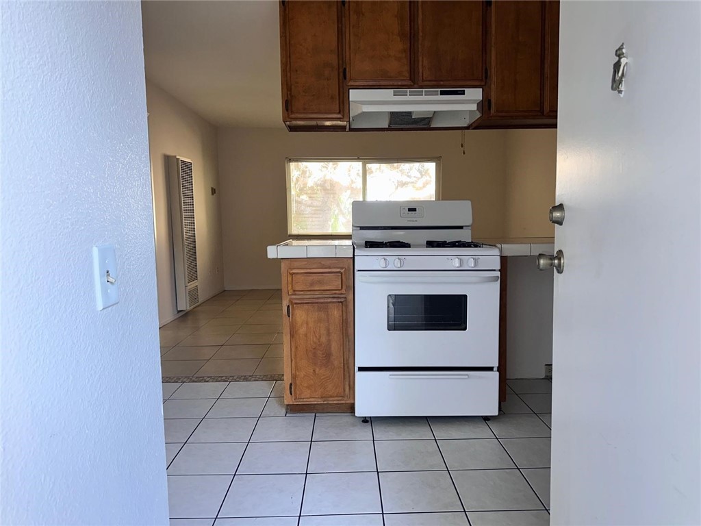 852 W Summerland Avenue 8