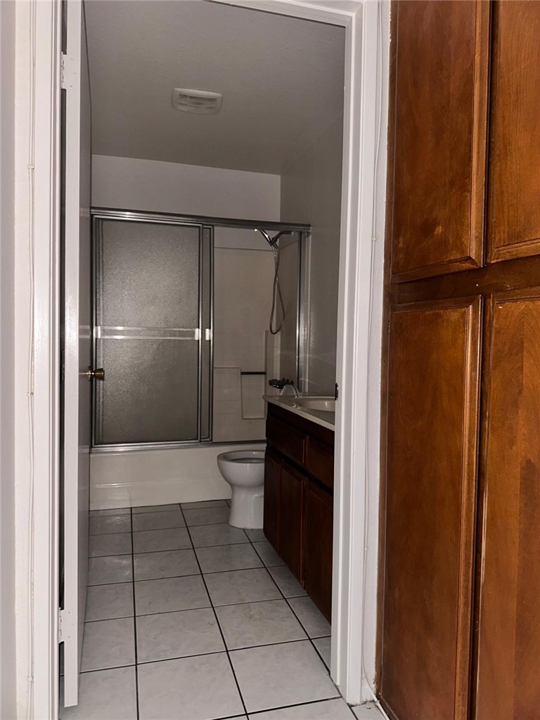 852 W Summerland Avenue 8