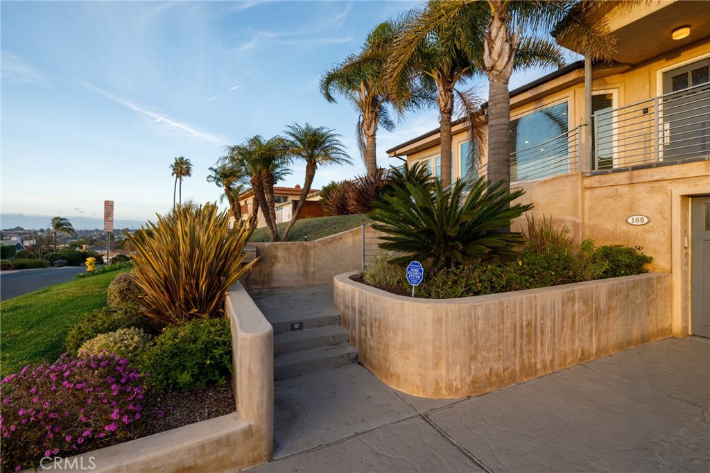 169 Via Los Altos