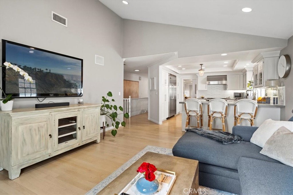 717 W Mariposa Avenue