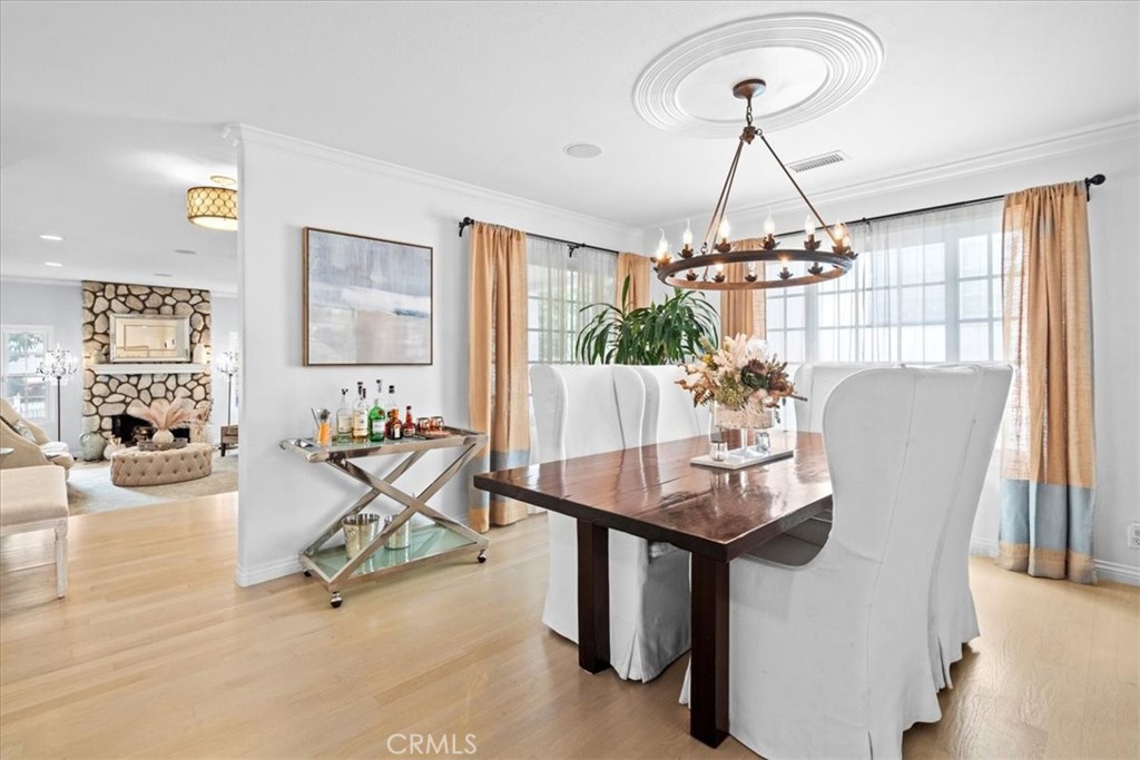 717 W Mariposa Avenue