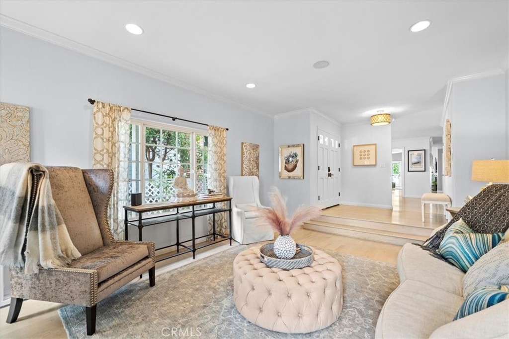 717 W Mariposa Avenue