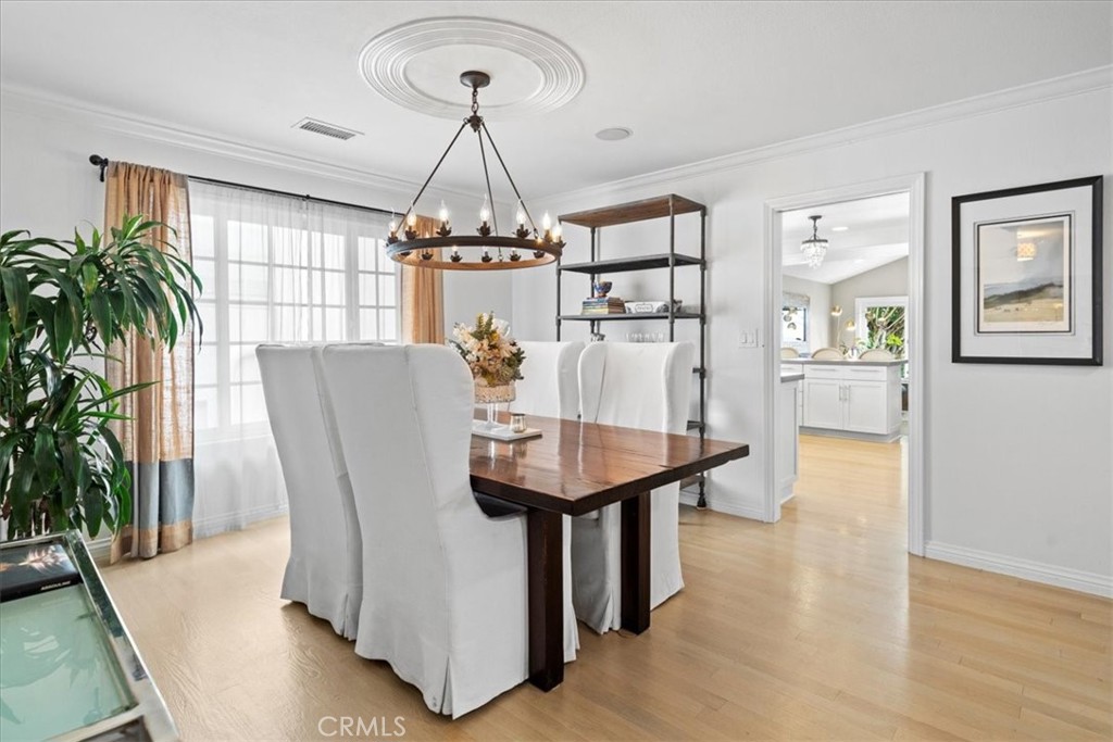 717 W Mariposa Avenue