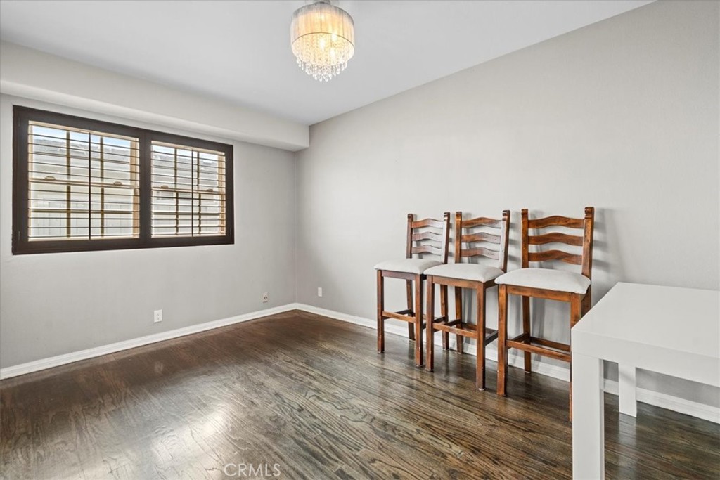 717 W Mariposa Avenue