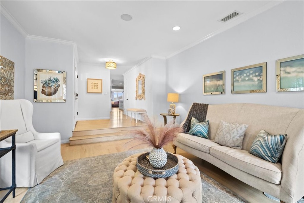 717 W Mariposa Avenue