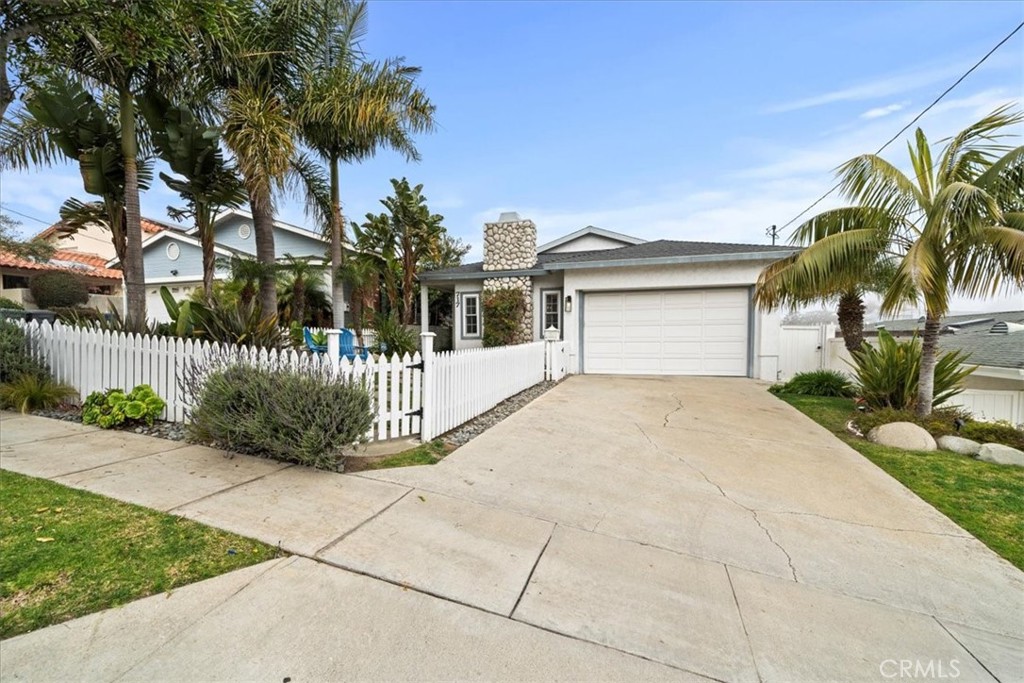 717 W Mariposa Avenue